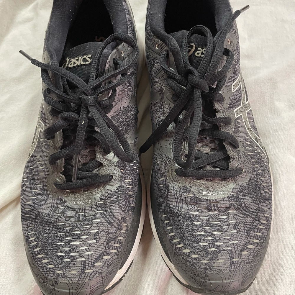 Women’s ASICS gel running shoes. Great condition!